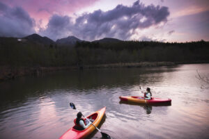 リゾナーレ八ヶ岳では、標高1200ｍの高原の池でカヤック体験ができるアクティビティも。