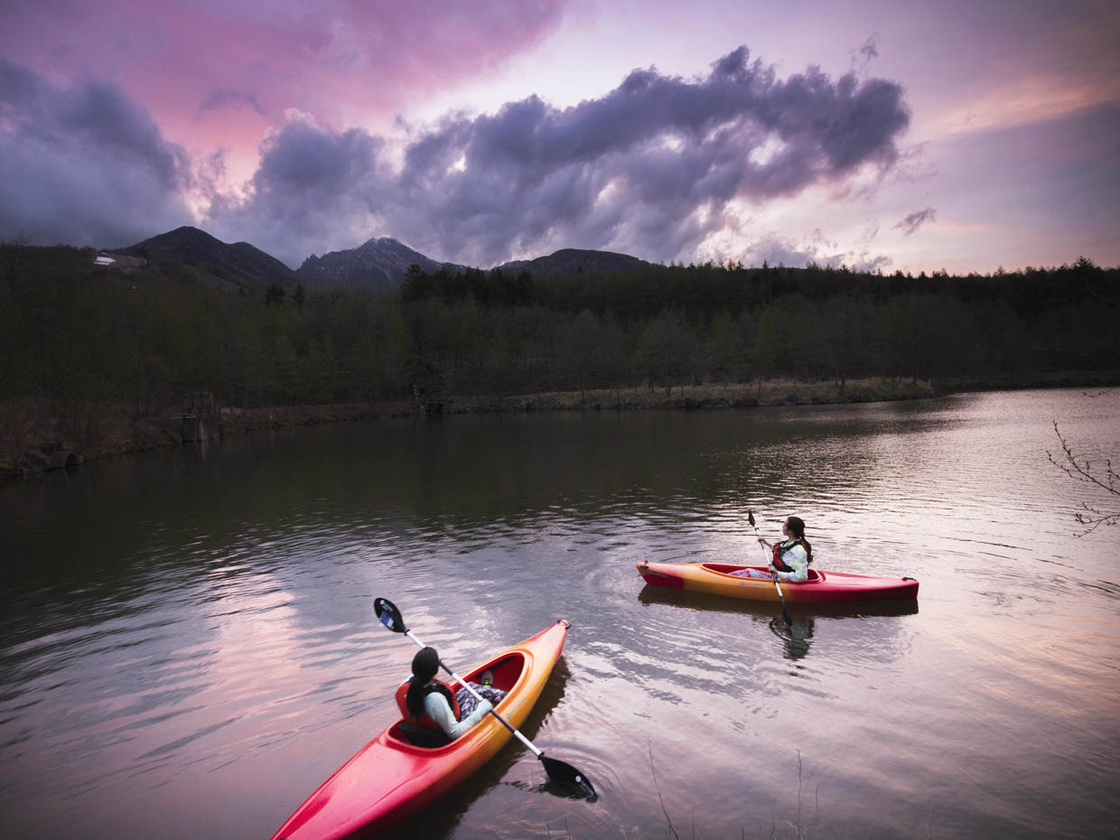 リゾナーレ八ヶ岳では、標高1200ｍの高原の池でカヤック体験ができるアクティビティも。