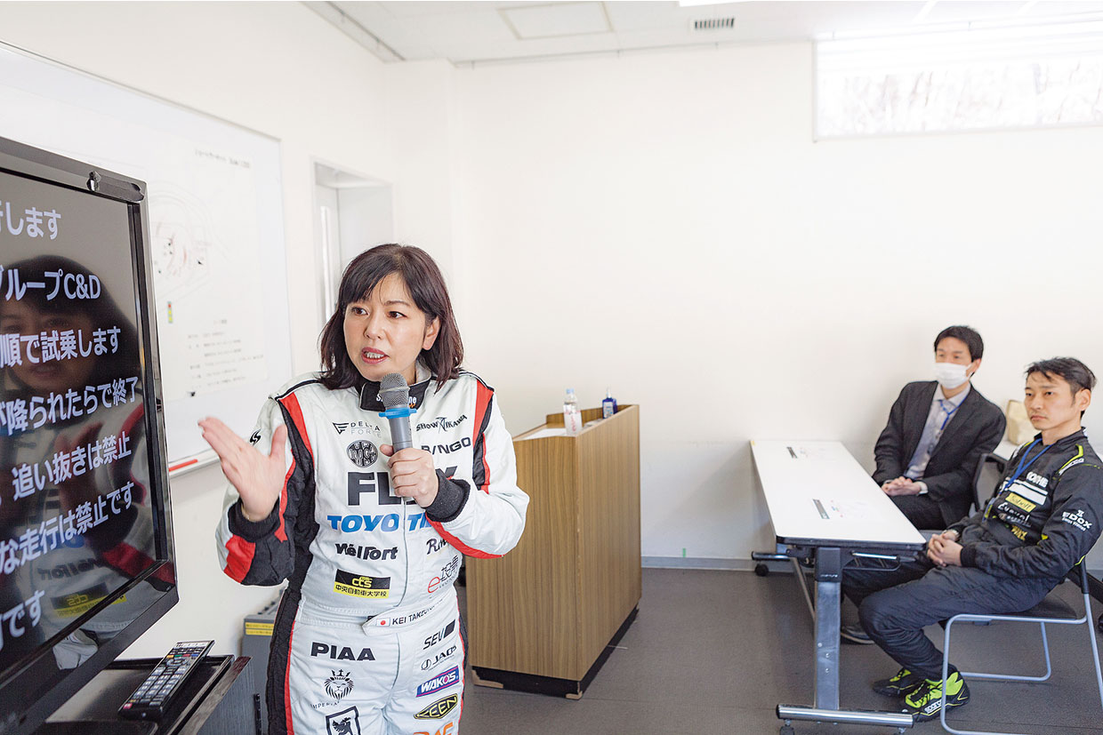 モータージャーナリストの竹岡圭さんが試乗のコースを解説