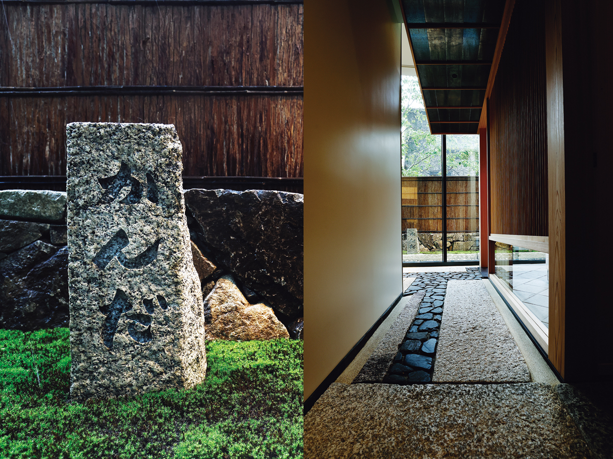 日本料理かんだ。（左）「かんだ」の文字を彫った石碑／（右）店の入り口と、カウンターを備える部屋をつなぐ通路
