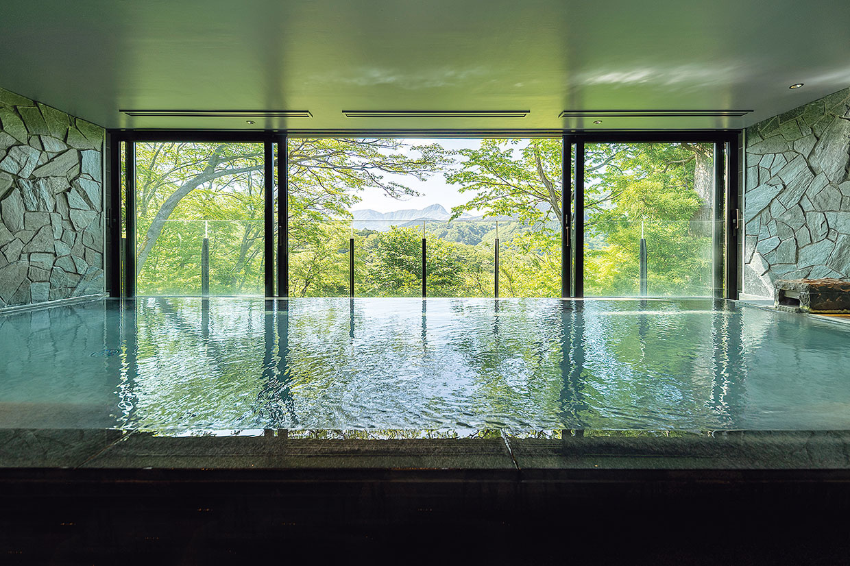 「ふふ 箱根」箱根連山を望む大浴場