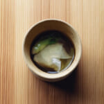 東京産の烏骨鶏を使用した、竹筒入りの蒸しスープ