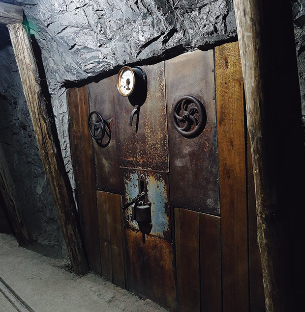 ビッグホール、木製の防災扉
