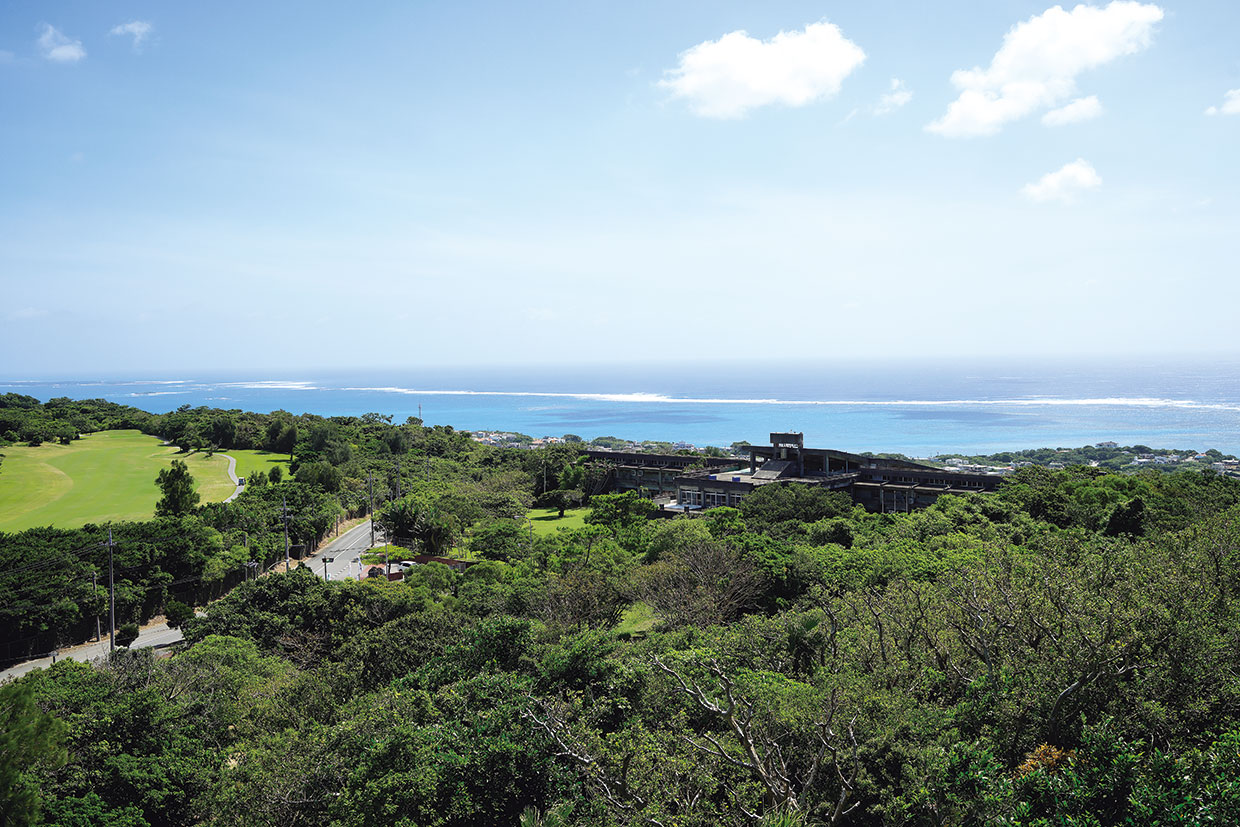 沖縄、玉城グスクの城門から見える絶景