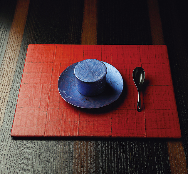 4000 Chinese Restaurant 南青山、濃い色の木目、「輪島キリモト」に特注した漆の赤いランチョン、有田焼「金照堂」の艶やかな青色の器。このセットでお客を迎える