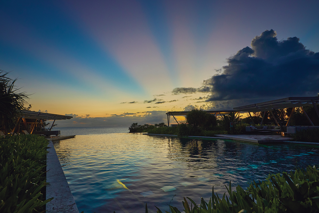 星のや沖縄。海に溶け込むインフィニティプールから夕日を眺める