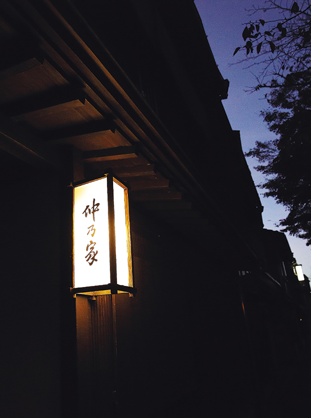 金沢、仲乃家の玄関灯がともる頃、芸妓たちは座敷へと出かけていく