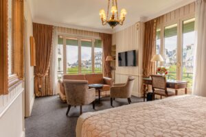 エトワール凱旋門を望むホテルでロマンチックなパリの逸話に浸る、ホテル ナポレオン・パリ