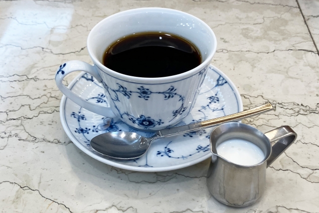 コーヒーを飲む習慣は認知症リスク低下に関連しているが無糖＆カフェイン入りでないとダメ