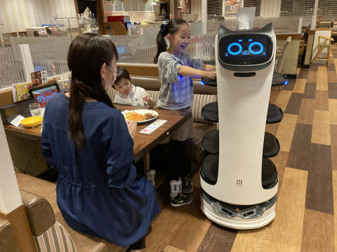 猫型配膳ロボット、ベラボット(BellaBot)