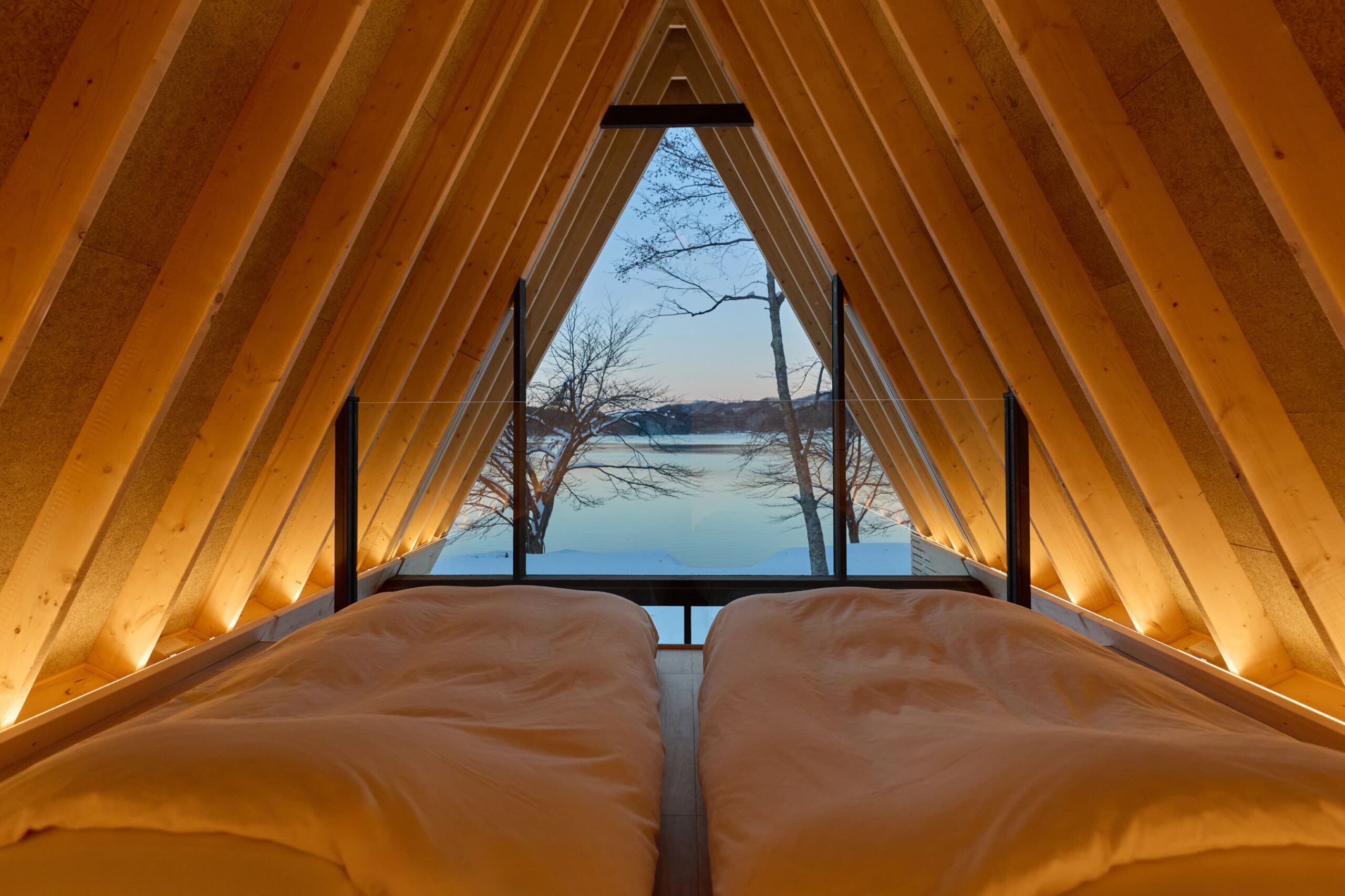 青木湖の静寂に身を委ねる「Lakeside villa SUI HAKUBA」の圧倒的非日常